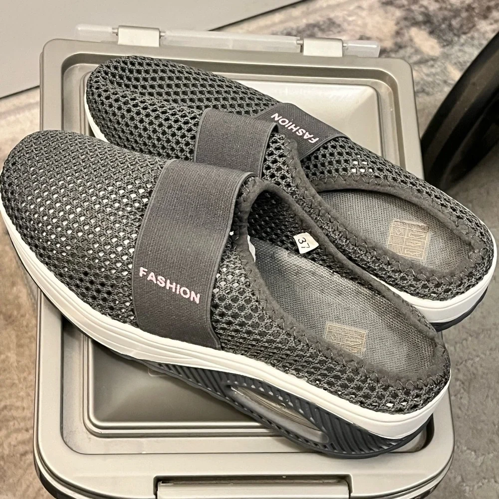 𝓖𝓻𝓪𝔂 𝓦𝓸𝓶𝓮𝓷'𝓢 𝓼𝓛𝓲𝓹-𝓞𝓷 𝓜𝓾𝓛𝓮𝓢 - Picture 2 of 4